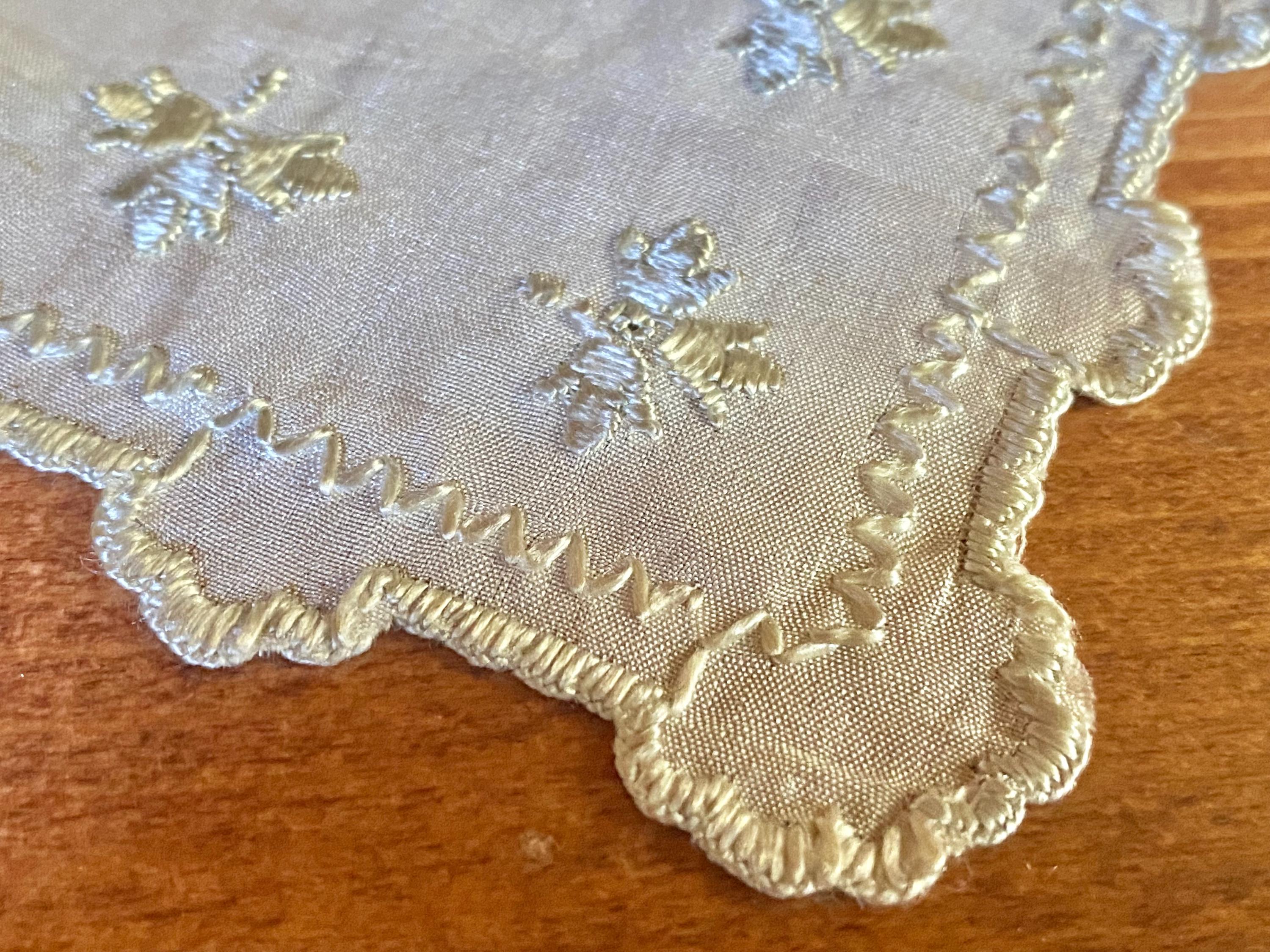 ヴィンテージシルクハンカチ：刺繍入りハンカチ、1940年代の手仕事 
