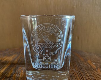 Bleikristall MacInnes Scotch Whisky Likörglas Einzigartige Quadratische Form circa 1980er Jahre