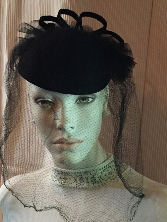 Black Wool Velour Fascinator Hat- 1940's vintage o