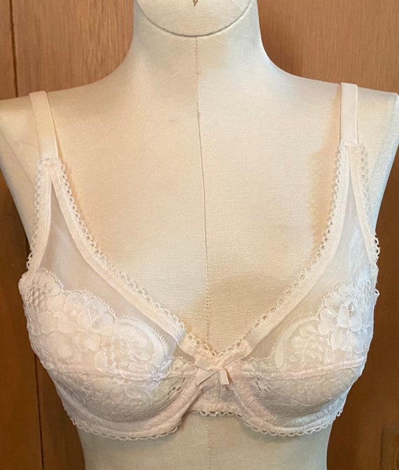 Blush Pink Lace Bra Bralette Vintage Triumph Size 75 EU/ 36B US Circa 1960s  REDUCED 