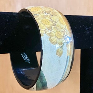 Armreif Handbemalte Florale Narzisse Decoupage Holz & Lucite Signiert vom Künstler circa 1980er Jahre