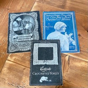Könnte beinhalten: Drei Vintage-Häkelmusterbücher. Das erste Buch trägt den Titel "Winifred Clark Crochet Yokes Boudoir Caps". Das zweite Buch trägt den Titel "Latest Jokes, Collars and Cuff Sets in Fillet Crochet and Tatting" von Mary E. Fitch. Das dritte Buch trägt den Titel "Corticelli Crocheted Yokes" und kostet fünf Cent.