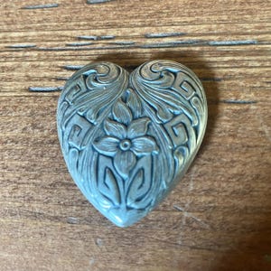 Couvre-boutons vintage en forme de coeur argenté en relief