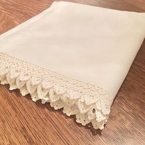 Könnte beinhalten: Ein Set aus drei Keramikbechern mit gesprenkelter, matter Oberfläche. Die Becher sind in Creme-, Hellgrau- und Dunkelgrautönen gehalten. Jeder Becher hat ein schlichtes, minimalistisches Design.