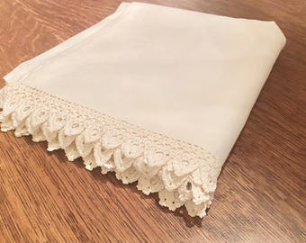 Lenzuolo piatto antico lavorato a mano all'uncinetto, in cotone bianco, matrimoniale/singolo, circa anni '20.