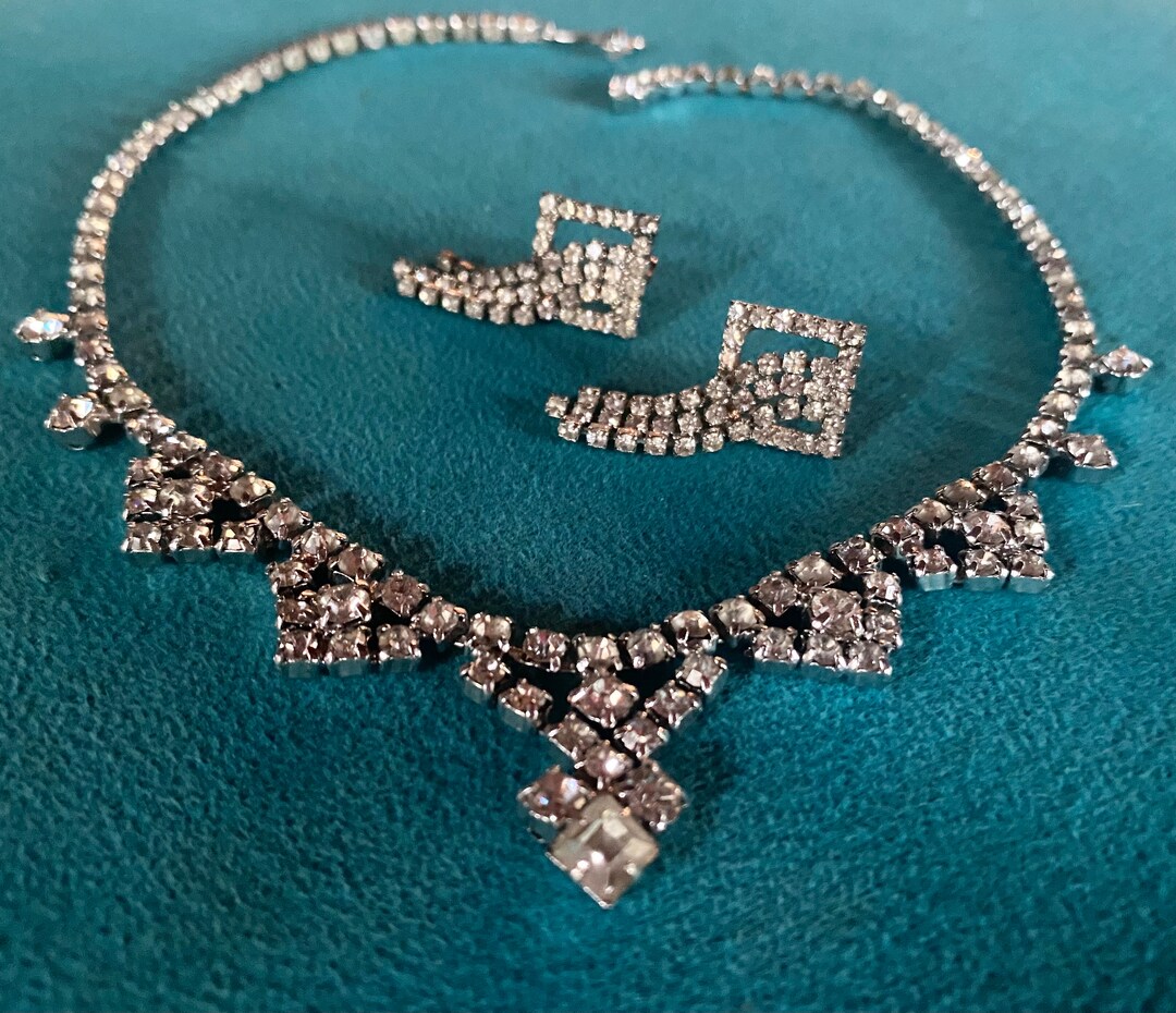 Parure De Bijoux Strass Vintage - Collier Et Boucles D'oreilles Argentés - Neuf Avec étiquettes - Style Rétro