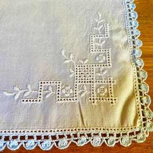 1940s Hankie Embroidered and Hand Crocheted Trim and Linen Excellent Vintage Condition