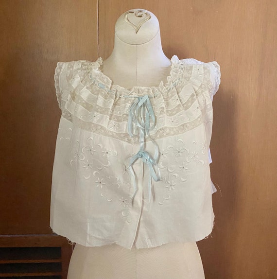 eyelet ribbon cami (white × blue ribbon)