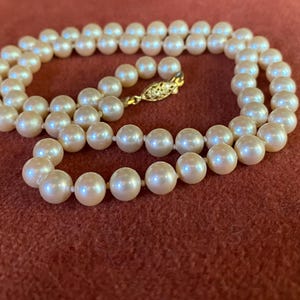 1940s Single Strand White Pearl Necklace Knotted Uniform in Size Gold Filigree Clasp