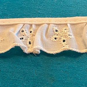 Spitzenband Vintage Weiße Ösen-Raffung 3 Meter & 15 Zoll circa 1950er Jahre