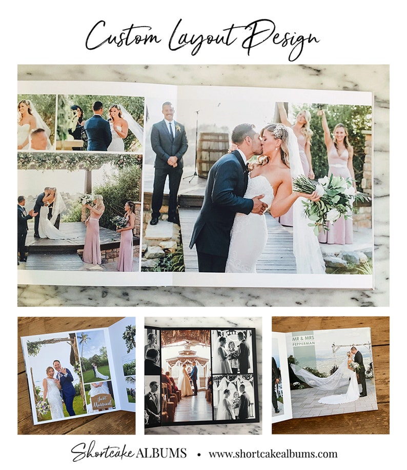 Puede incluir: &Aacute;lbum de fotos de boda abierto con una variedad de fotos de una pareja de novios y su cortejo de bodas. El &aacute;lbum tiene una cubierta blanca y est&aacute; abierto para mostrar una doble p&aacute;gina con fotos de la pareja bes&aacute;ndose, la pareja caminando por el pasillo y el cortejo de bodas.