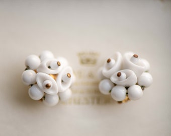 Vintage White Flower Clip On Earrings, Costume Jewelry