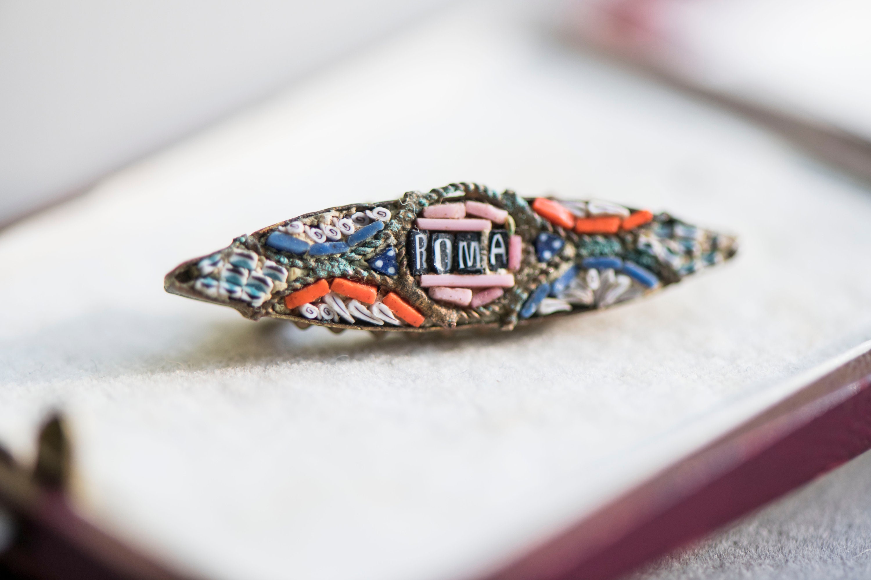 Broche Ancienne En Laiton Avec Mosaïques De Pâte De Verre - Style 'Dite De Rome', Occasion
