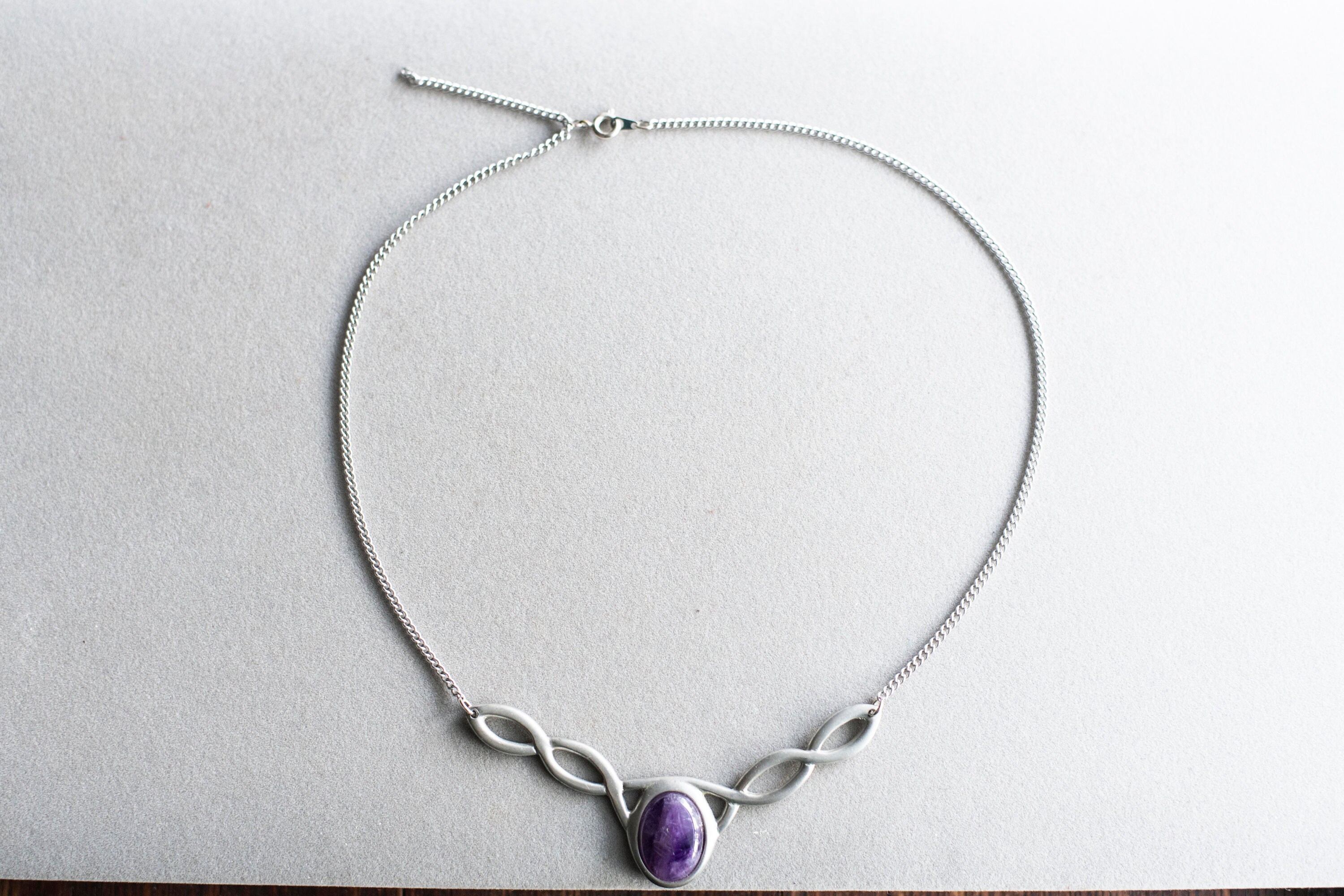 Collier Vintage Ancien En Métal Argenté Avec Pierres Noires Et Violettes - Occasion - Fabriqué En France