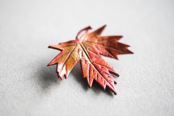 Vintage maple tree leaf leather brooch, red autum… - image 4