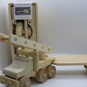 Caminhão escada com kit modelo de madeira para reboque de plataforma plana. Projeto divertido DIY com tudo incluído. As crianças vão adorar construir isso com vocês como uma família