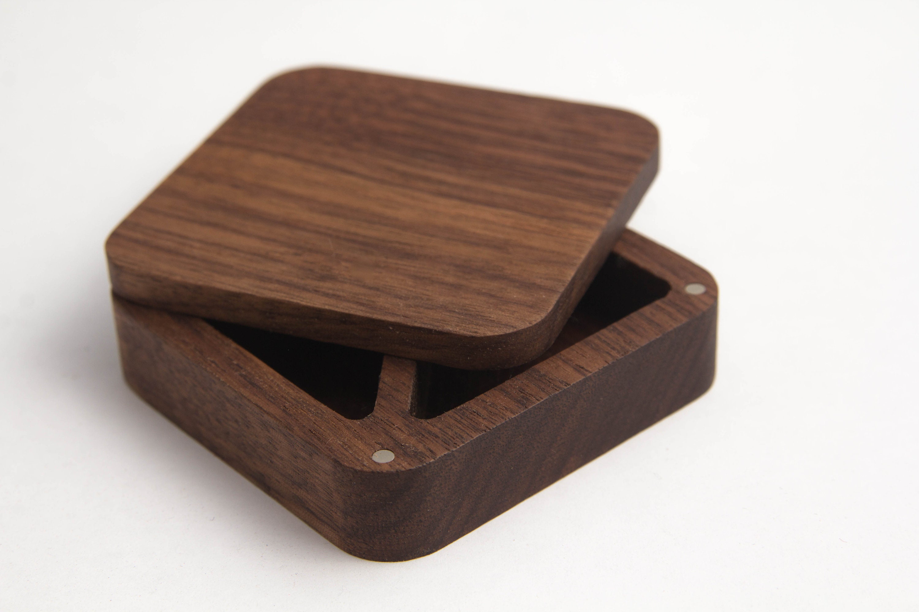 розетка деревянная 80 на 80 мм. розетка венге. каштан в абхазии. брусок тёмного ореха. квадратный орех.