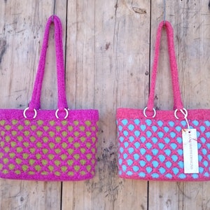 Sommer Trellis Umhängetasche, mittelgroße Tasche, gestrickte und gefilzte Handtasche, Wolle, handgemacht, Hot Pink/Wild Lime oder Coral/Surf Blue Farboptionen