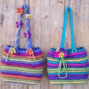 Gestreifte Schultertasche, abnehmbare Blumendekoration, Tragetasche, gestrickte, gefilzte Tasche, Wolle, handgemacht, 2 Farbvarianten - Türkis oder Flieder
