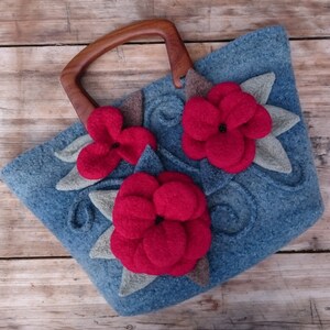 RUBY BLOOMS - Große Handtasche, Henkeltasche, Stricktasche, Gefilzte Tasche, Handtasche, Wolle, Gefilzte Blumen, Handgemacht, Rubin- und Denimblaue Farben