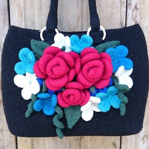 WINTER- Große Schultertasche, Henkeltasche, Stricktasche, Gefilzte Tasche, Handtasche, Wolle, Gefilzte Blumen, Gefilzte Rosen, Handgemacht, Schwarz - Rot und Blau