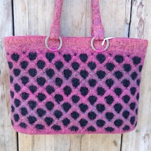 Umhängetasche, Mittelgroß, Sunset Trellis, Stricktasche, Gefilzte Tasche, Handtasche, Wolle, Handgemacht, Sunset Orange/Pink und Schwarz