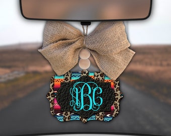 Leopard und Serape Teal Auto Charm für den Rückspiegel mit individuellem Monogramm