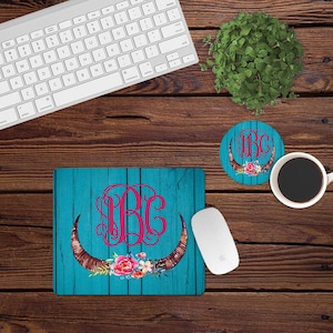 Mouse Pad und Untersetzer Set,Monogramm Schreibtisch Set,blau,schiff,pink,Schreibtisch Dekor,floral,Mauspad,Auto,Schreibtisch Set,Kranz,Monogramm,custom,Mousepad