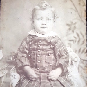 1889 Cabinet Card Photo, Portret, Foto Sepia Young Boy, Laddie in Tartan Kilt Style & Top ~ Gold Leaf Edge