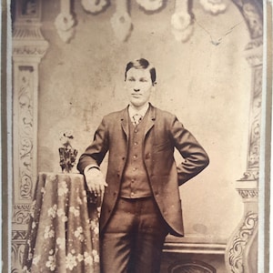 1900 junge Mann Kabinett Karte Foto, Portrait, Fotografie Sepia-W.H.Jacobs, Eagle Grove, IA