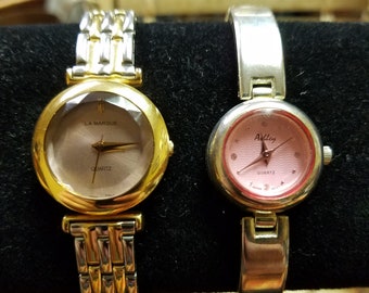 Conjunto de 2 relógios femininos vintage com mostrador rosa e pulseira bicolor.