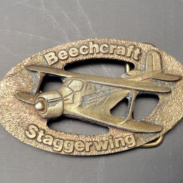 Beechcraft Staggerwing Aircraft Messing Gürtelschnalle, Rückseite liest, Buche Mitarbeiter, Staggerwing Restoration Society N19467 #35