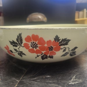 1980&#39;S Hall&#39;s Superior Quality Kitchenware serving bowl in the red poppy design. Bowl is 9&quot; across X 3&quot; deep. Made in USA.