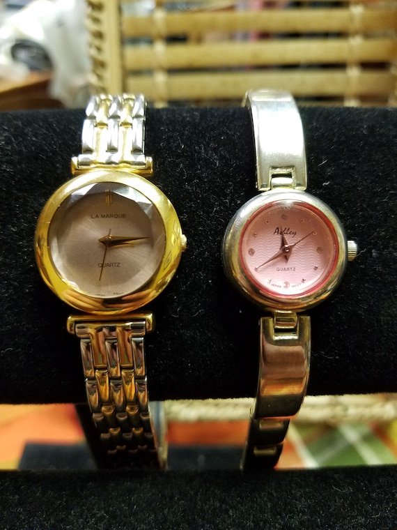 Paire vintage de jolies montres pour dames avec des visages roses
