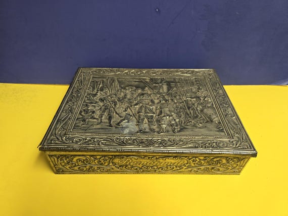 Vintage Rembrandt Dordrecht Holland Victoria Biscuit Tin Box 12
