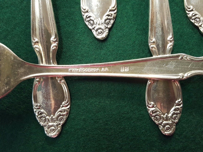 W.m. Rogers Floral Pattern Silverplate / 61 Piece Completer 1935 WM