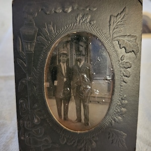 1800&#39;s Tintype Photo Two Gentlemen dans un cadre orné de papier épais orné