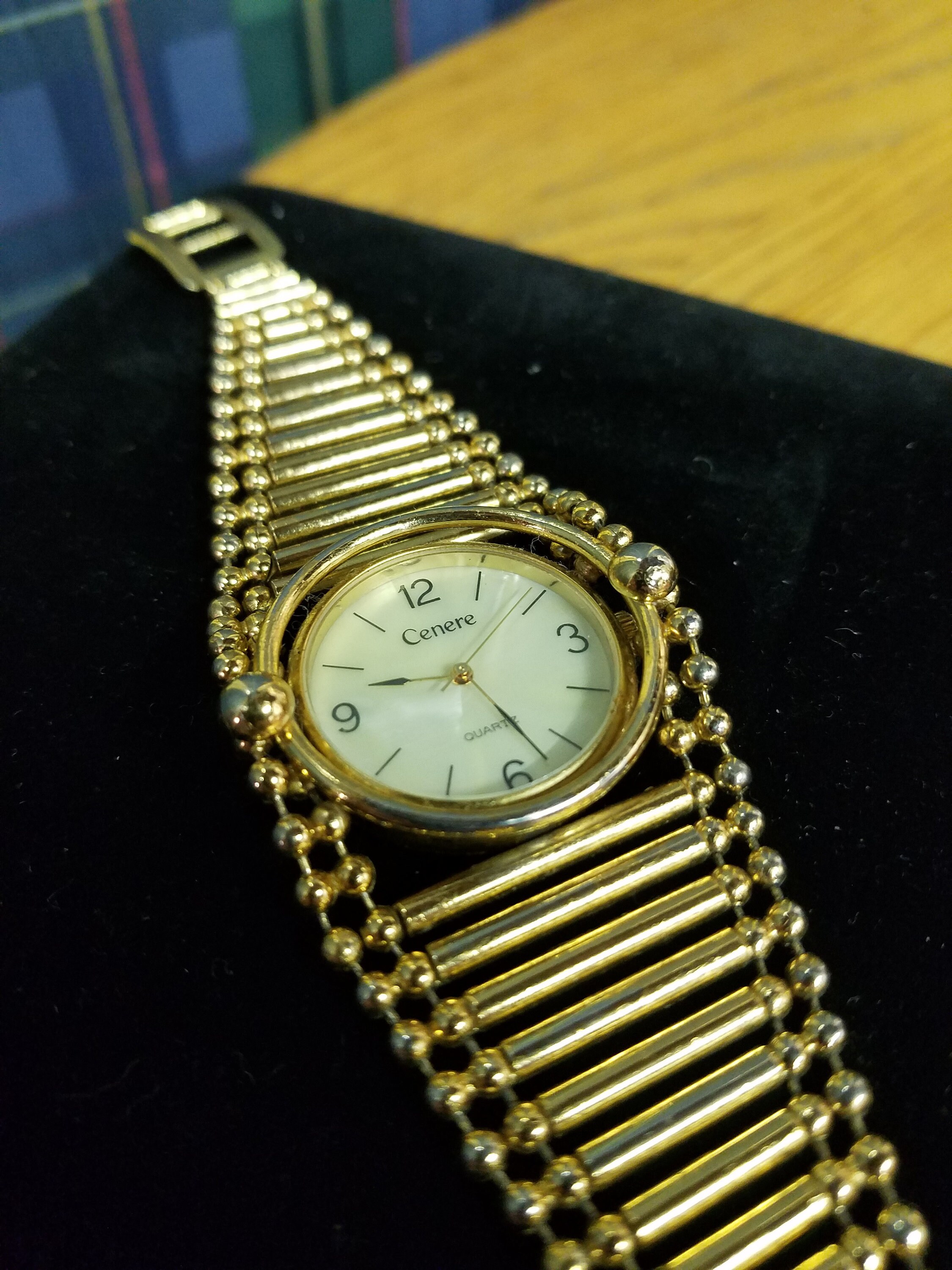 Vintage Cenere Quartz Watch and Gold Stylish Metal Band With a