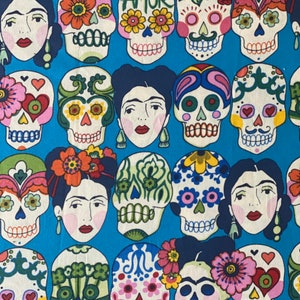 Puede incluir: Una tela azul con un patr&oacute;n repetido de calaveras de az&uacute;car coloridas con flores y la palabra "AMOR" en el centro de algunas de las calaveras.