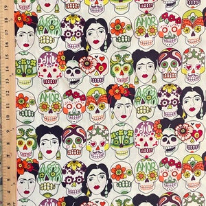 Puede incluir: Una tela blanca con un patr&oacute;n repetido de calaveras de az&uacute;car coloridas y dise&ntilde;os florales. Las calaveras tienen ojos negros, labios rojos y est&aacute;n decoradas con flores y la palabra "AMOR".