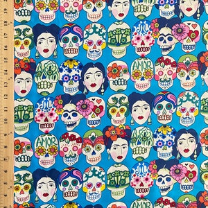Puede incluir: Una tela azul con un patr&oacute;n repetido de calaveras de az&uacute;car coloridas y dise&ntilde;os florales. Las calaveras tienen la palabra "AMOR" escrita en ellas.