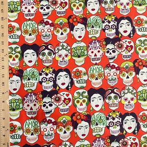 Puede incluir: Una tela roja con un patr&oacute;n repetitivo de calaveras de az&uacute;car coloridas y dise&ntilde;os florales. Las calaveras tienen detalles pintados y el texto "AMOR" aparece en algunas de las calaveras.