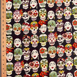 Puede incluir: Una tela negra con un patr&oacute;n repetido de calaveras de az&uacute;car coloridas y detalles florales. Las calaveras tienen varios dise&ntilde;os, incluyendo corazones, flores y la palabra "AMOR".