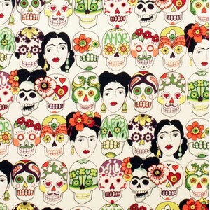 Puede incluir: Un fondo blanco con un patr&oacute;n repetido de calaveras de az&uacute;car coloridas con dise&ntilde;os florales. Las calaveras tienen ojos negros, labios rojos y est&aacute;n decoradas con flores, corazones y la palabra "AMOR".