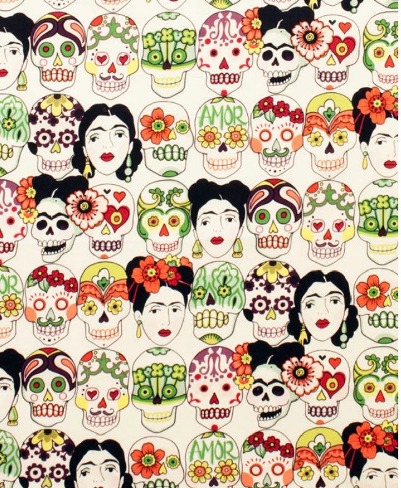 Puede incluir: Un fondo blanco con un patr&oacute;n repetido de calaveras de az&uacute;car coloridas con dise&ntilde;os florales. Las calaveras tienen ojos negros, labios rojos y est&aacute;n decoradas con flores, corazones y la palabra "AMOR".