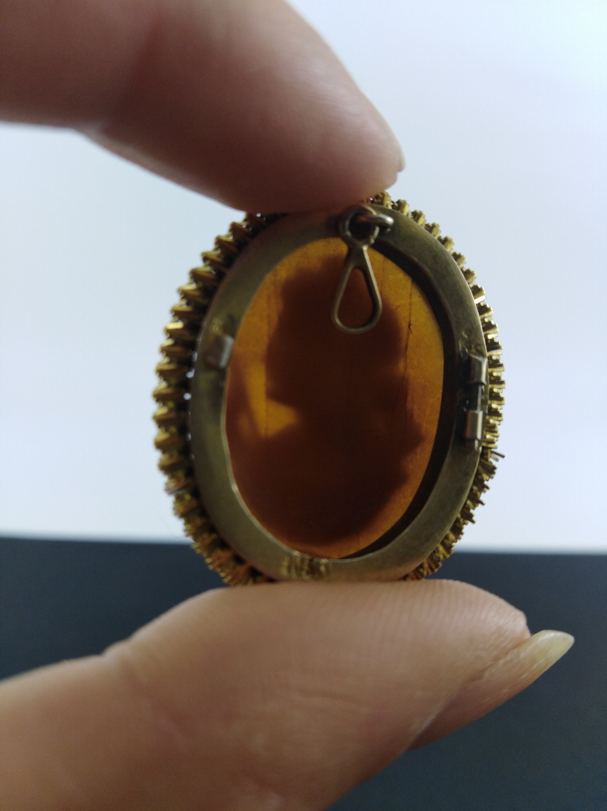 Ancien bijou : Camée monture argent profil de femme - BROC' EN' GUCHE