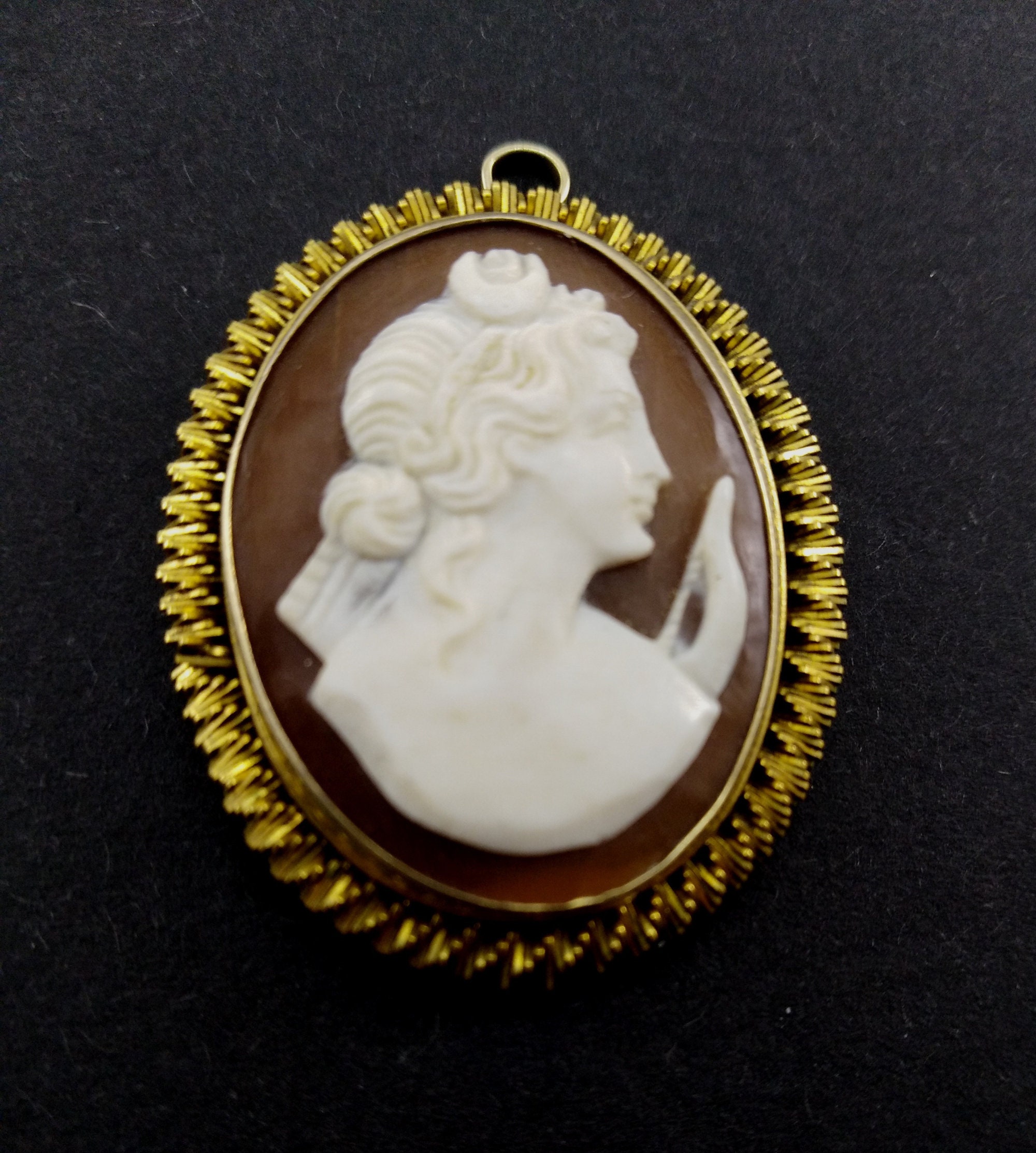 Pendentif Ancien Années 1960/70 En Plaqué Or Avec Camée Coquille - Bijou Vintage En Très Bon état
