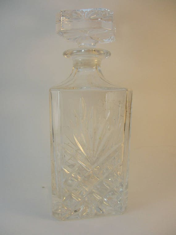 Geschnitzte Glaskristallkaraffe Vintage 1970, geschliffene Glasflasche für Whisky, 1970er Servierflasche für Bourbon und Brandy sowie alkoholische Getränke