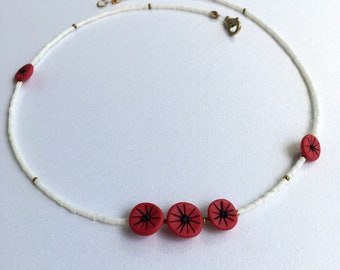 Coquelicot rouge Floral Unique en son genre Collier de perles blanches et d’or délicat