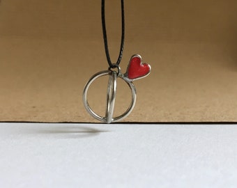 Cadre en métal creux et petit cœur rouge abstrait fait à la main, collier pendentif unique en son genre